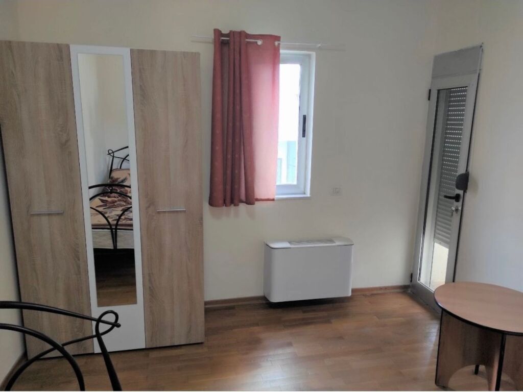 3+1, con parcheggio, in via Peti Liq i Thate, 700 euro