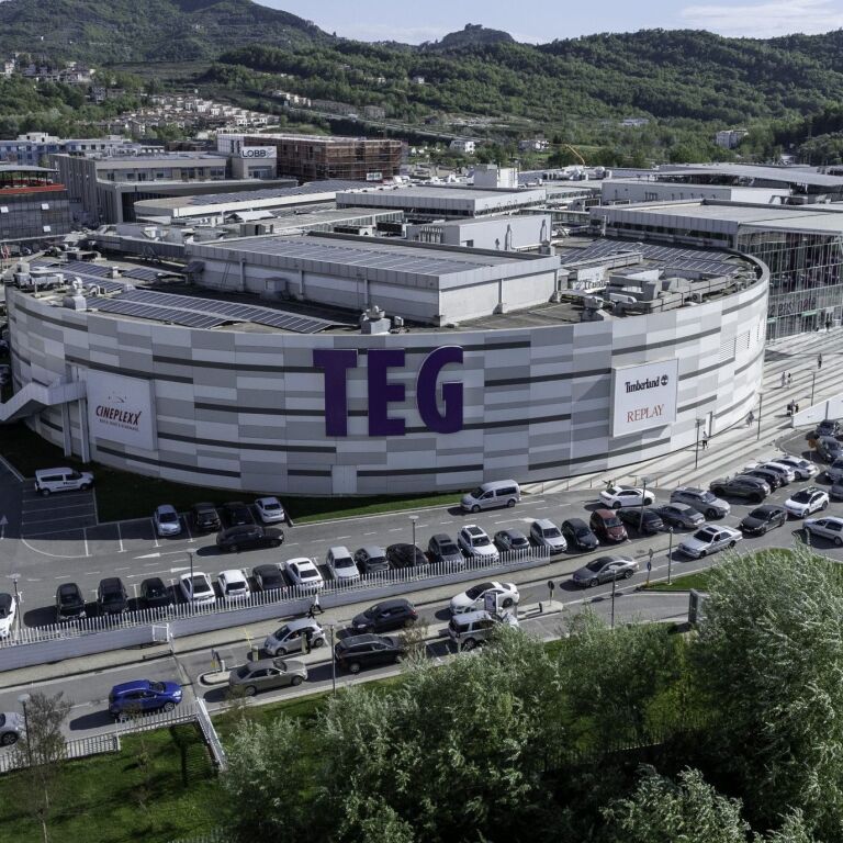 🏢✨ Godinë Multifunksionale 4-Katëshe për Shitje – Pranë TEG, Tiranë ✨🏢