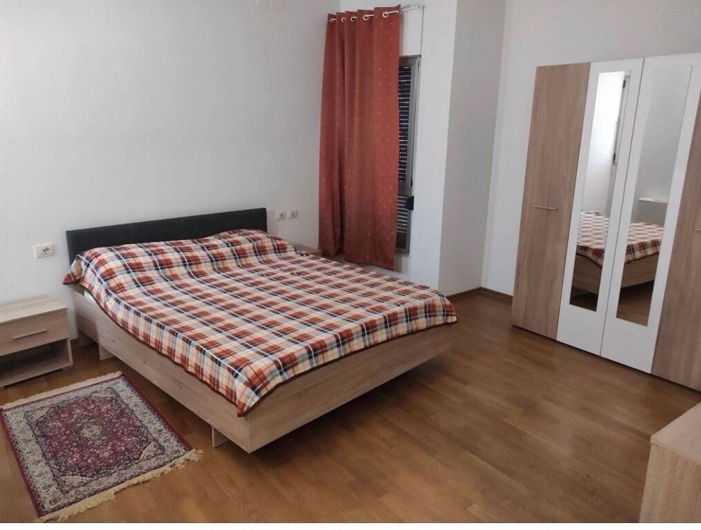 3+1, con parcheggio, in via Peti Liq i Thate, 700 euro