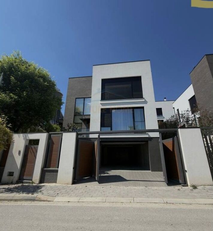 Affitto, Villa su 3 piani, TEG