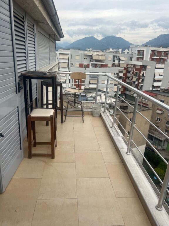 Zyre me qira tek Tregu Elektrik Tirane