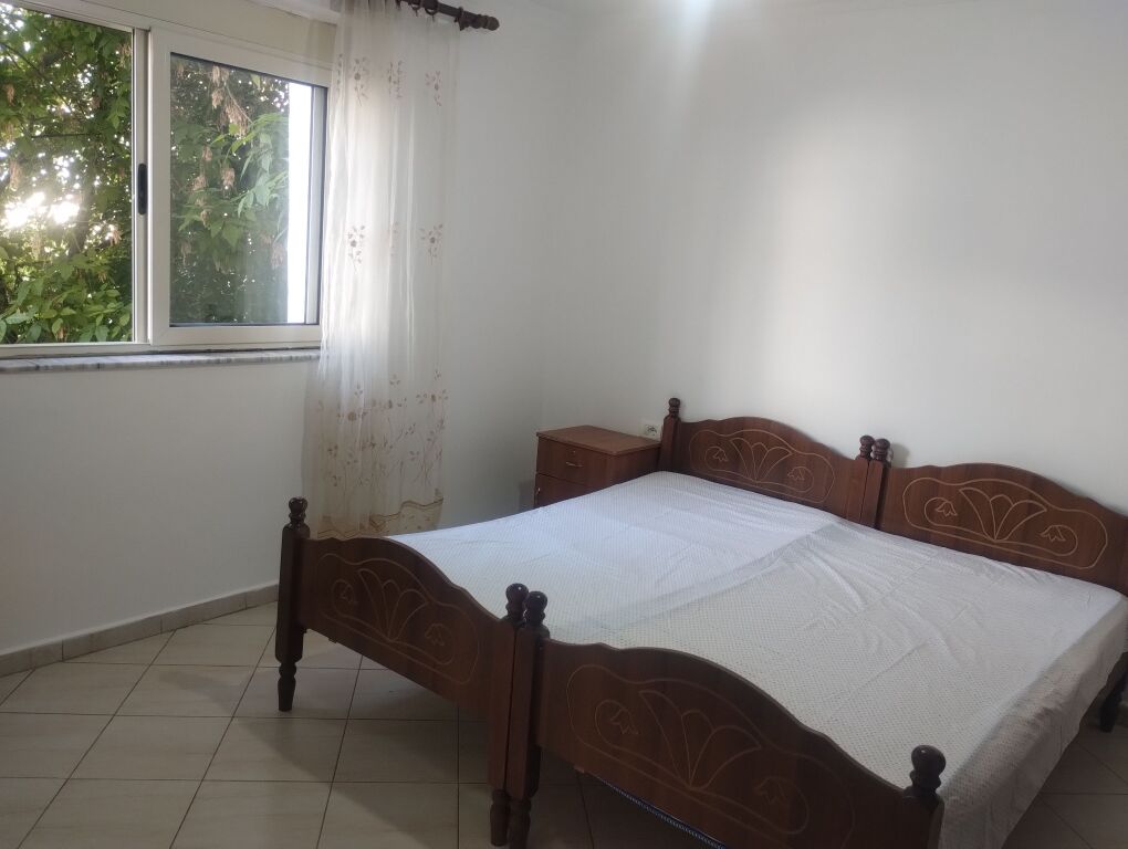 Jepet me qera apartament 2+1+ballkon Rr. Jordan Misja (përballë Harry Fultz)
