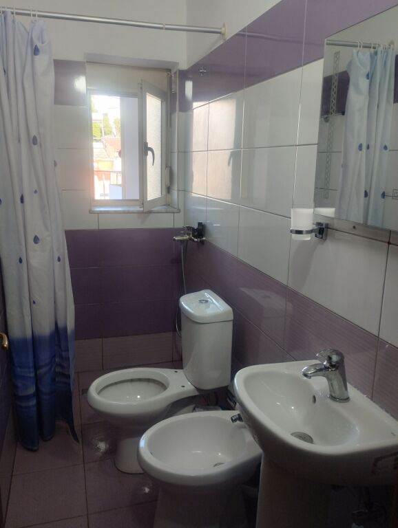 Jepet me qera apartament 2+1+ballkon Rr. Jordan Misja (përballë Harry Fultz)
