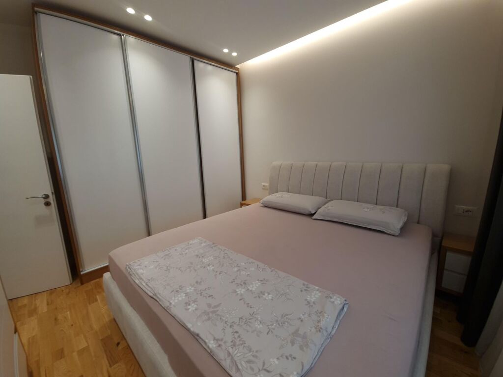 APARTAMENT LUKSOZ PER QERA RRUGA E E KAVAJES