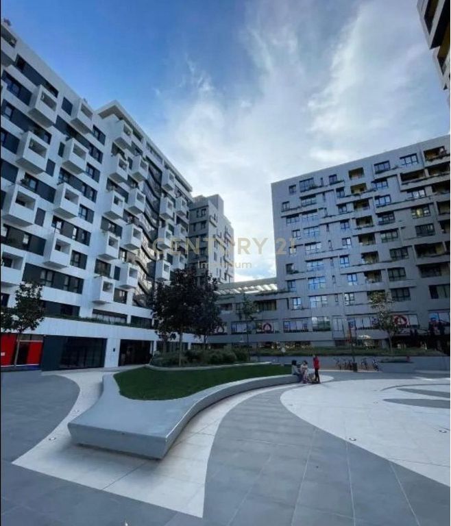 Ambient Komercial me Qira tek Square 21, me pamje nga Rruga e Kavajës – Ideal për Zyra dhe Biznese!