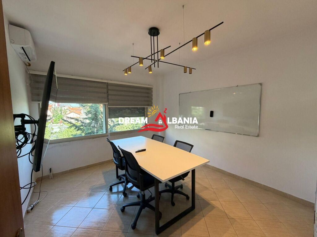 Furnished office for rent at the Paris Commune, near Kristal Center (ID 42611531)
