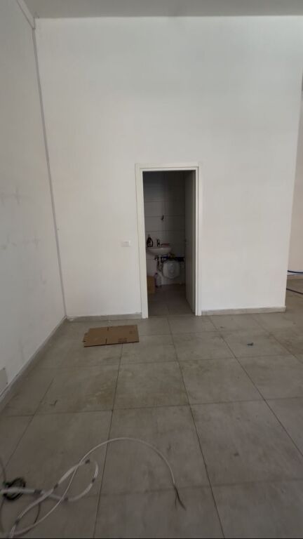 Ambient komercial me qira te Bulevardi Ri