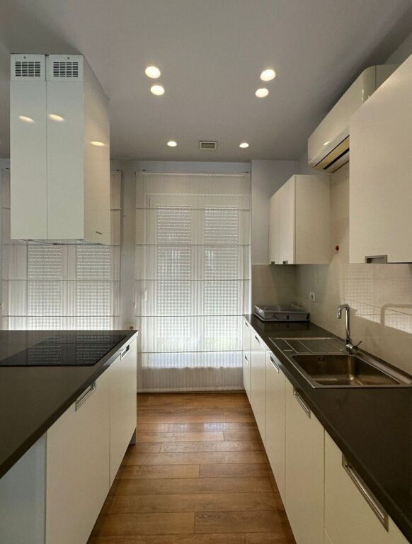AFFITTASI VILLA SU 4 PIANI – White House, TEG