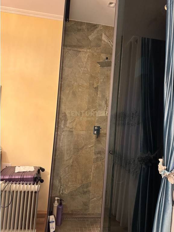 Vilë 4 katshe në shitje tek Kodra e Priftit