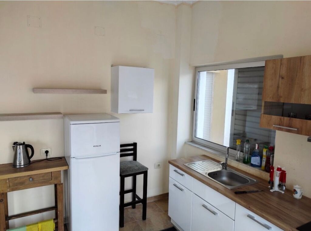3+1, con parcheggio, in via Peti Liq i Thate, 700 euro
