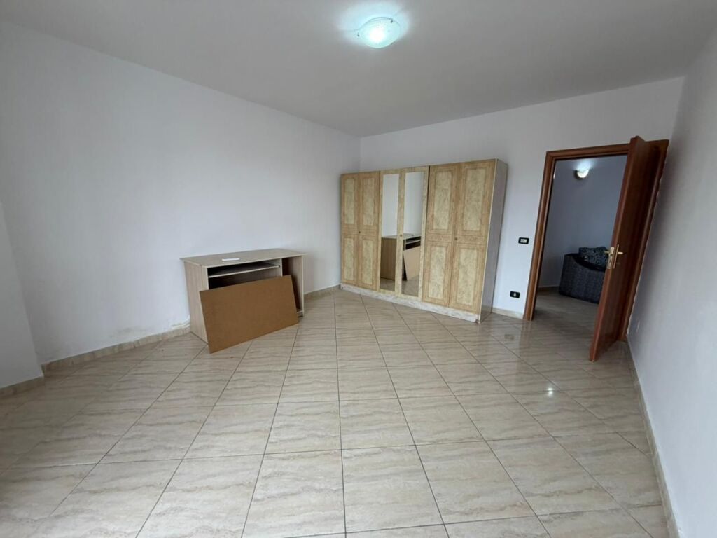 🏡 Jepet me qera apartament 2+1 – Xhamllik  📍 Pranë Shkollës Niket Dardani💰 50,000 lekë (i diskutueshëm)