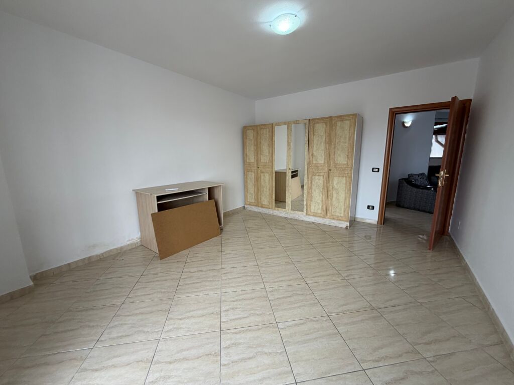 Jepet me qera apartament 2+1 tek Shkolla Niket Dardani, Xhamllik  Apartamenti organizohet në:  * 2 dhoma gjumi * 1 sallon + kuzhinë * 1 tualet  📍 Vendndodhje shumë e mirë, pranë Shkollës Niket Dardani, Xhamllik 🏢 Kati i 5-të në pallat me ashensor 🛋️ I mobiluar plotësisht  💰 Çmimi: 50,000 lekë (i diskutueshëm)   