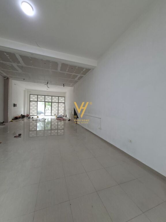 SHOP FOR RENT 124 M2 AT THE PARIS MUNICIPALITY 2,400 EURO