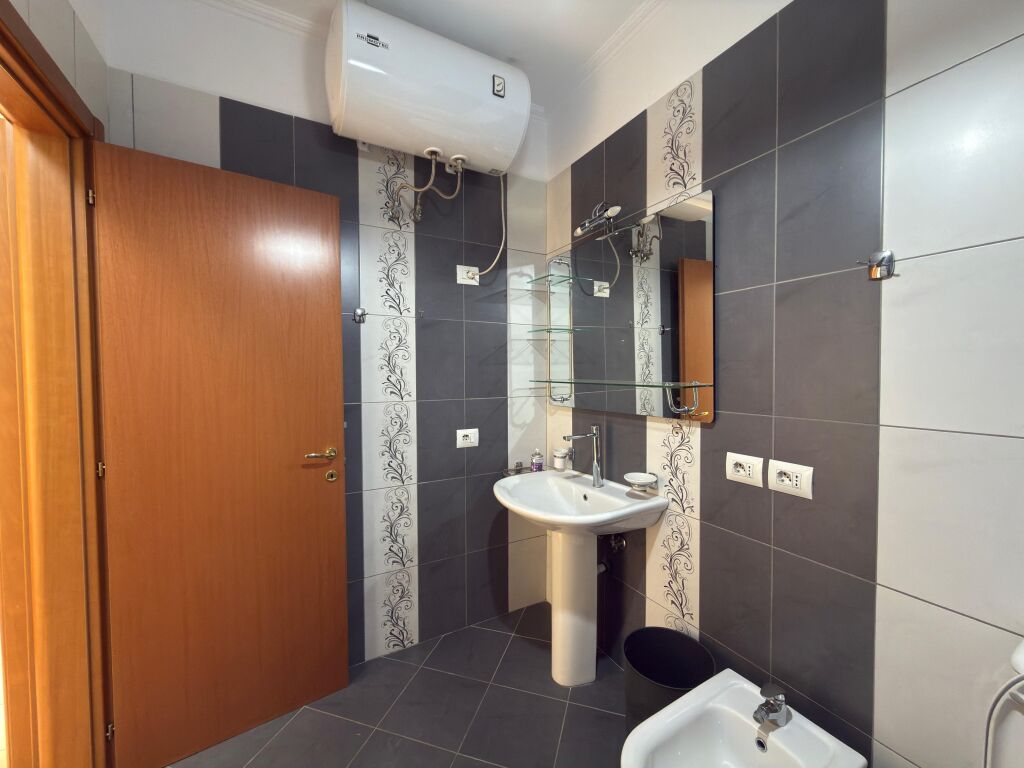 Affitto, Appartamento 2+1+2 bagni, "9 Piani", Tirana.