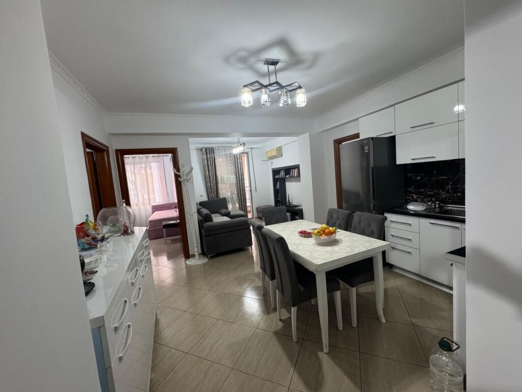 Shitet Ap 3+2+2 tualete 📌Astir, prane HARLI kafe- Cmimi 185.000 Euro