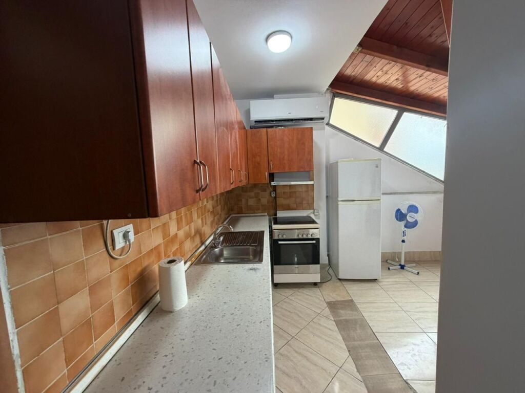 🏡 Jepet me qera apartament 2+1 – Xhamllik  📍 Pranë Shkollës Niket Dardani💰 50,000 lekë (i diskutueshëm)