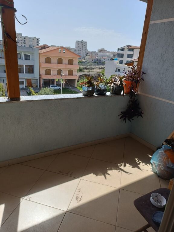 Shitet apartament 1+1 i përshtatur në 2+1 Shkozet – Durrës, pranë Urës së Dajlanit