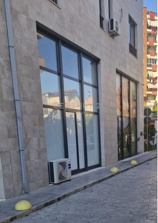 Ambient komercial buzë rruge në Yzberish!