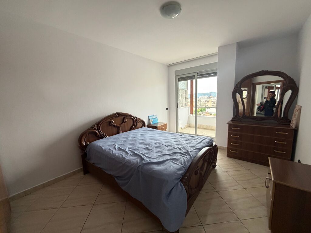 Jepet me qera apartament 2+1 tek Shkolla Niket Dardani, Xhamllik  Apartamenti organizohet në:  * 2 dhoma gjumi * 1 sallon + kuzhinë * 1 tualet  📍 Vendndodhje shumë e mirë, pranë Shkollës Niket Dardani, Xhamllik 🏢 Kati i 5-të në pallat me ashensor 🛋️ I mobiluar plotësisht  💰 Çmimi: 50,000 lekë (i diskutueshëm)   