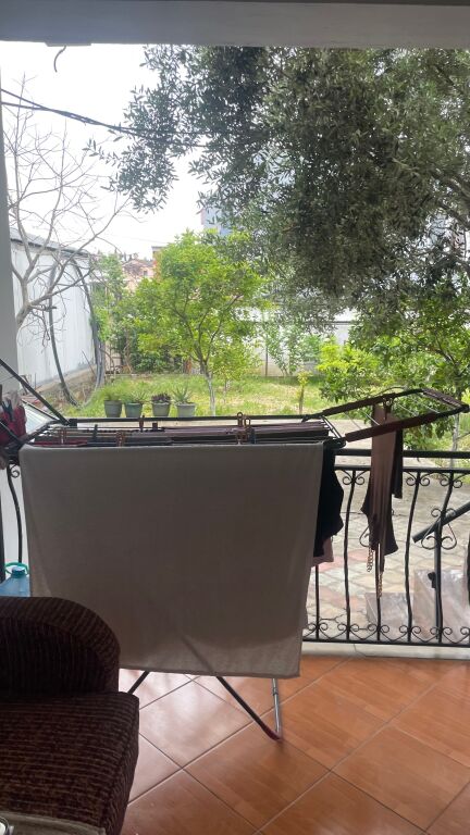 tek Klani buze rruge  Jepet me qera apartament 1+1 ne shpi private kati pare!