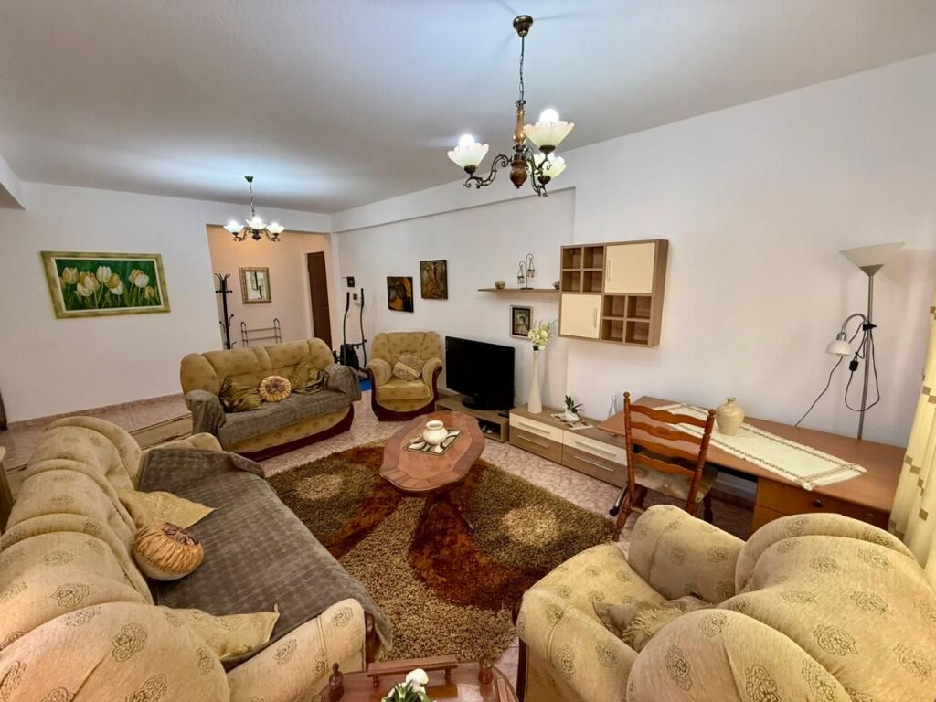 📣 QERA Apartament 2+1+2 Me Ballkon 📍 Ish Blloku, Tirane ✨ 💶 Cmimi 90.000 Leke/Muaj