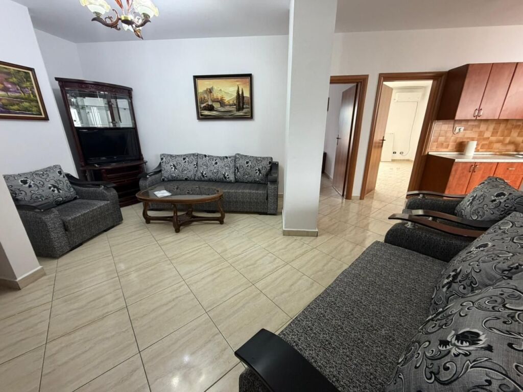 🏡 Jepet me qera apartament 2+1 – Xhamllik  📍 Pranë Shkollës Niket Dardani💰 50,000 lekë (i diskutueshëm)