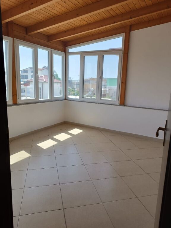 Shitet apartament 1+1 i përshtatur në 2+1 Shkozet – Durrës, pranë Urës së Dajlanit