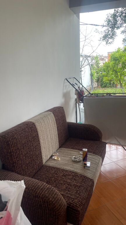 tek Klani buze rruge  Jepet me qera apartament 1+1 ne shpi private kati pare!