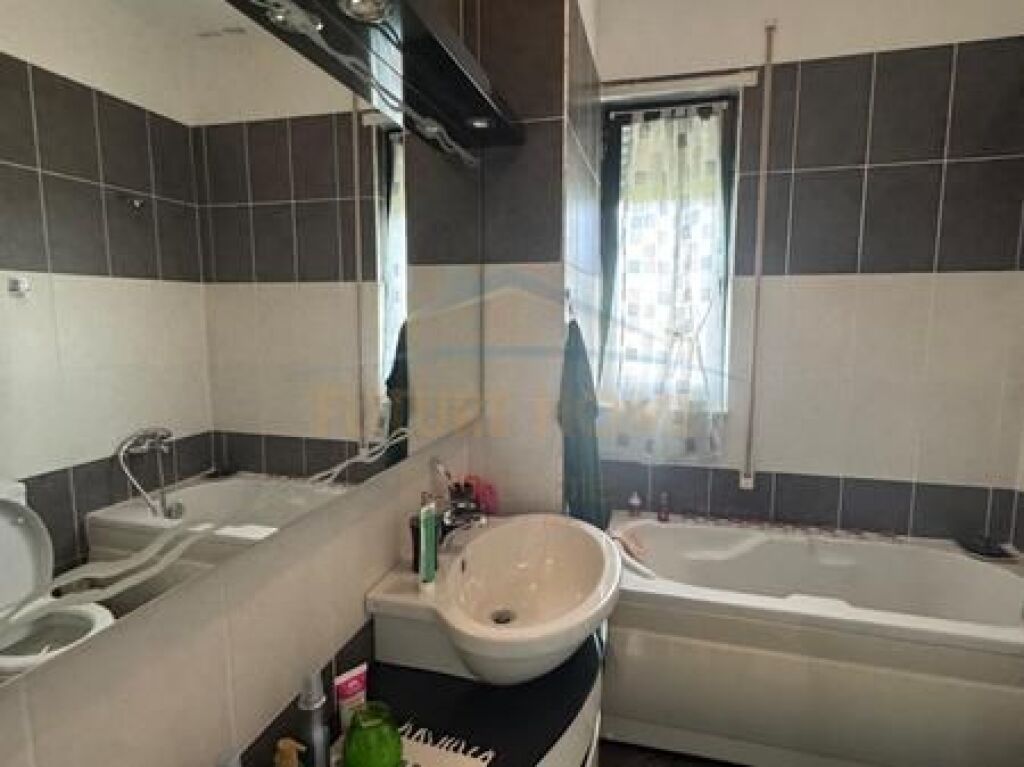 Shitet, Apartament 2+1+2, Fresk.
