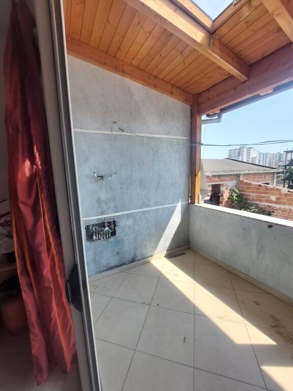 Shitet apartament 1+1 i përshtatur në 2+1 Shkozet – Durrës, pranë Urës së Dajlanit