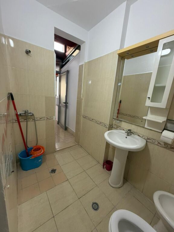 🏡 Jepet me qera apartament 2+1 – Xhamllik  📍 Pranë Shkollës Niket Dardani💰 50,000 lekë (i diskutueshëm)