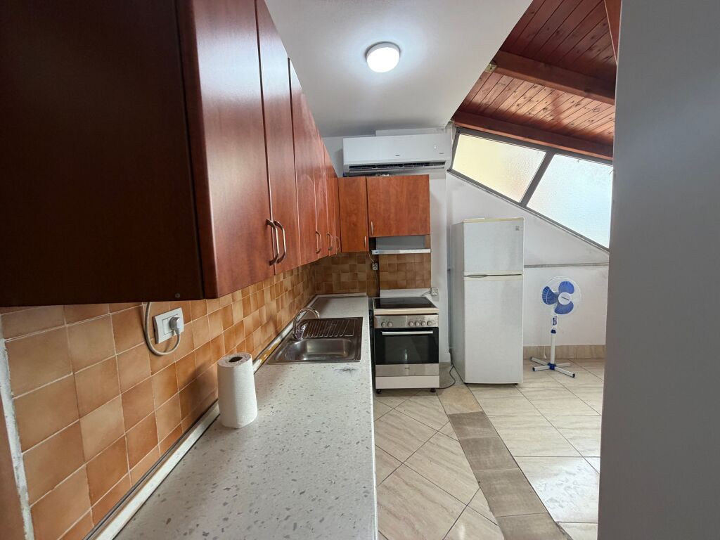 Jepet me qera apartament 2+1 tek Shkolla Niket Dardani, Xhamllik  Apartamenti organizohet në:  * 2 dhoma gjumi * 1 sallon + kuzhinë * 1 tualet  📍 Vendndodhje shumë e mirë, pranë Shkollës Niket Dardani, Xhamllik 🏢 Kati i 5-të në pallat me ashensor 🛋️ I mobiluar plotësisht  💰 Çmimi: 50,000 lekë (i diskutueshëm)   