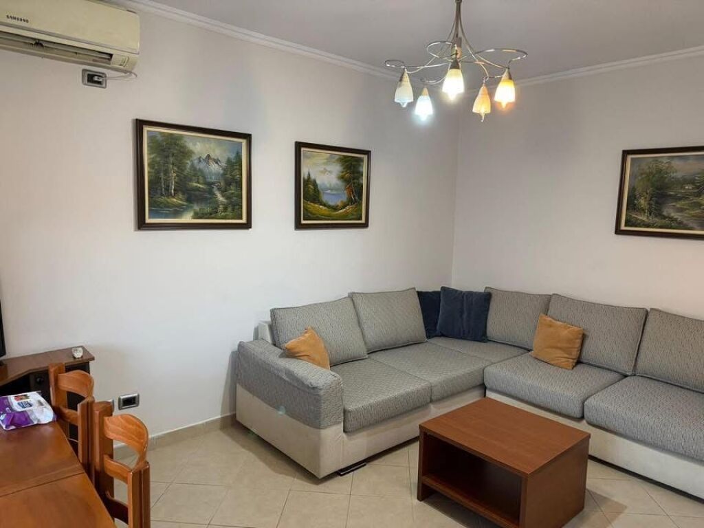 Jepet Apartament me qera 1+1 tek Shkolla e Bashkuar
