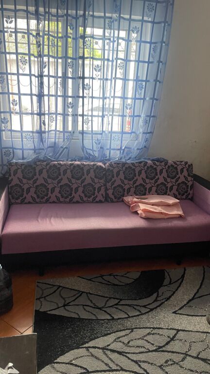tek Klani buze rruge  Jepet me qera apartament 1+1 ne shpi private kati pare!
