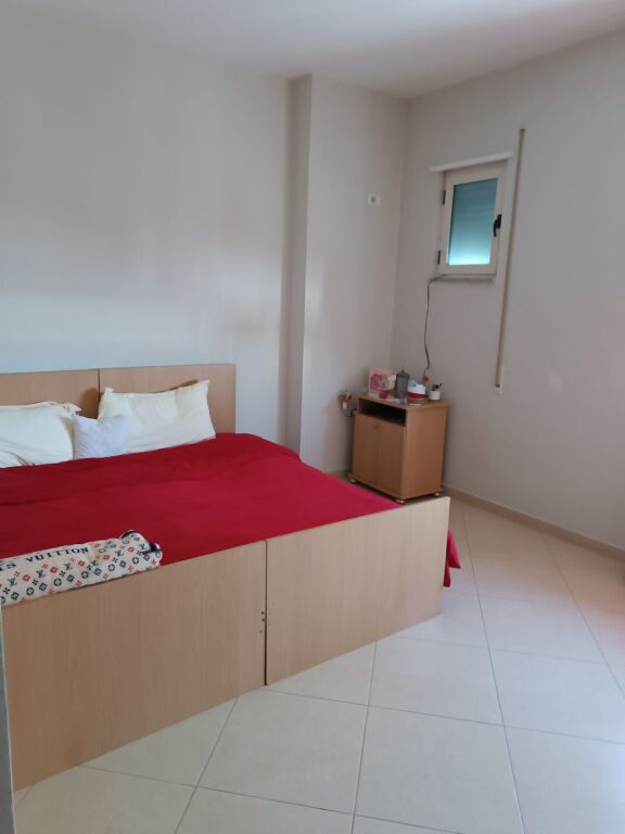Shitet apartament 1+1 i përshtatur në 2+1 Shkozet – Durrës, pranë Urës së Dajlanit