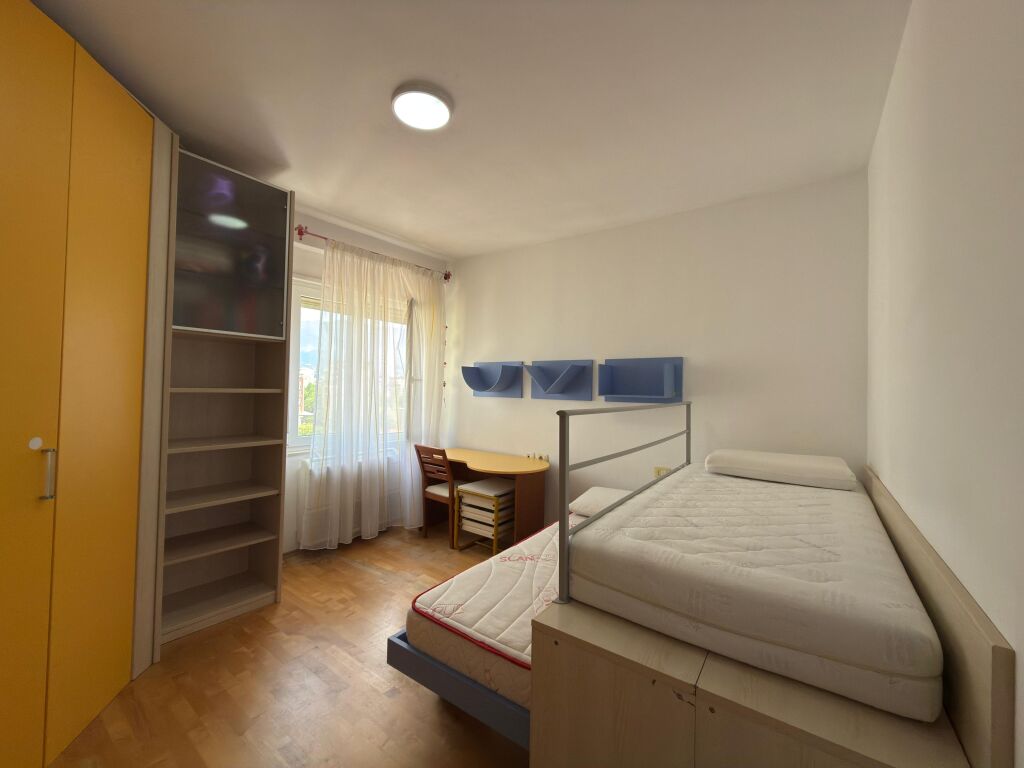 Jepet me qira Apartament 2+1+2 Ballkone, “Pazari i Ri”, Tiranë