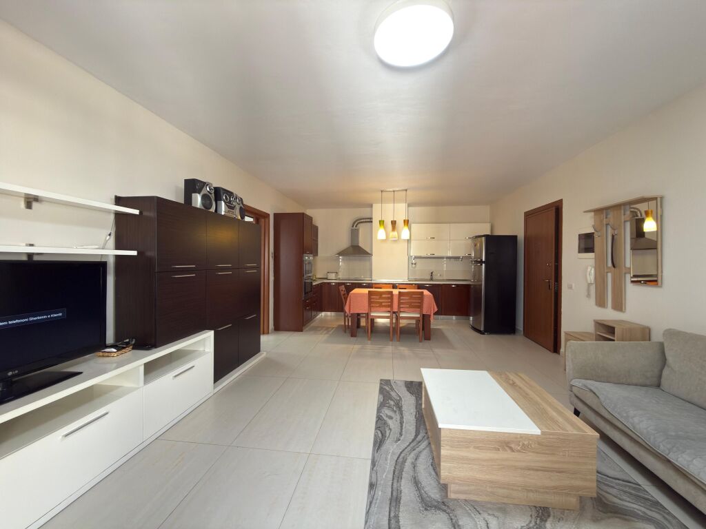 Jepet me qira Apartament 2+1+2 Ballkone, “Pazari i Ri”, Tiranë