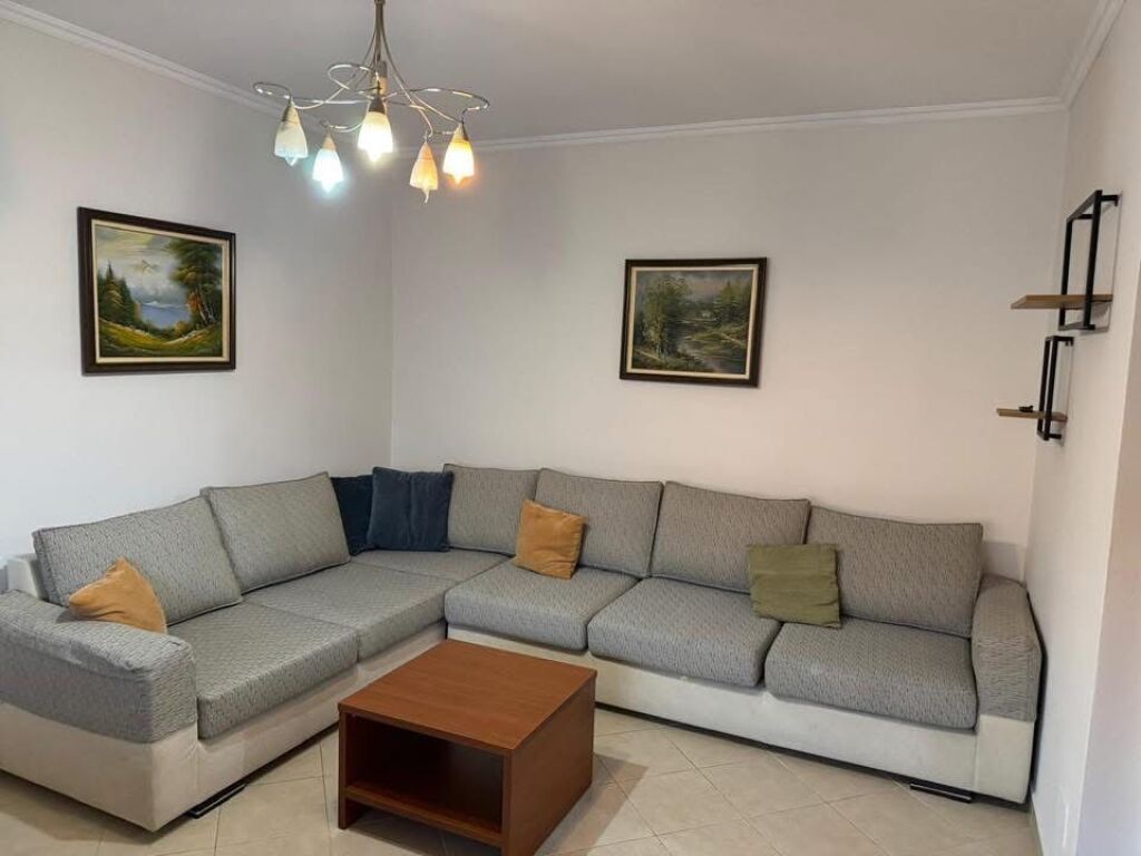 Jepet Apartament me qera 1+1 tek Shkolla e Bashkuar