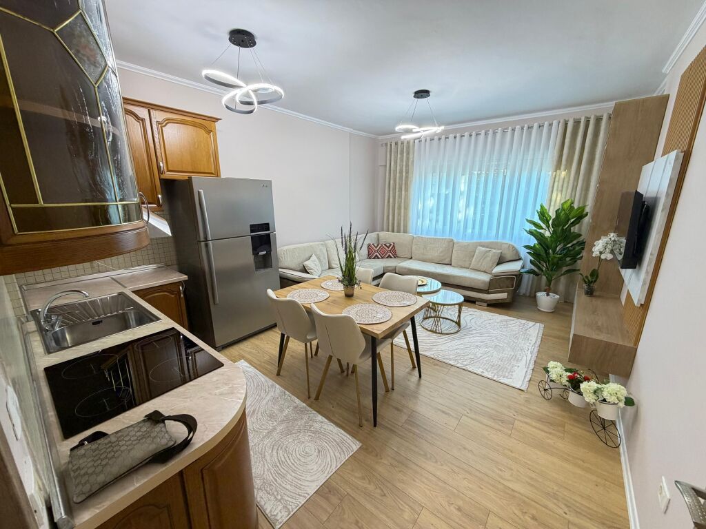 🏡 Rent apartment 2+1+2 📍 Kristal Center, Paris Commune  🏢 4th floor, with elevator 📐 100 m² | ☀️ Southeast  🆕 Never lived in before  💶 80,000 lek/month  