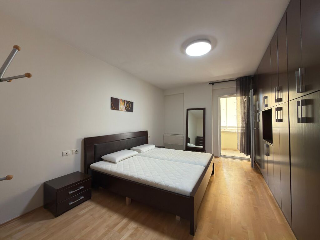 Jepet me qira Apartament 2+1+2 Ballkone, “Pazari i Ri”, Tiranë