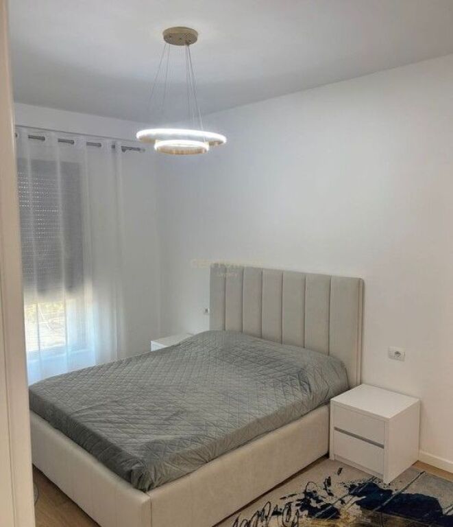Jepet me qera apartament 2+1+2 në Porcelan (perball UET)