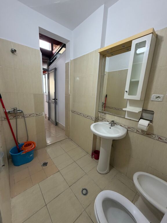 Jepet me qera apartament 2+1 tek Shkolla Niket Dardani, Xhamllik  Apartamenti organizohet në:  * 2 dhoma gjumi * 1 sallon + kuzhinë * 1 tualet  📍 Vendndodhje shumë e mirë, pranë Shkollës Niket Dardani, Xhamllik 🏢 Kati i 5-të në pallat me ashensor 🛋️ I mobiluar plotësisht  💰 Çmimi: 50,000 lekë (i diskutueshëm)   