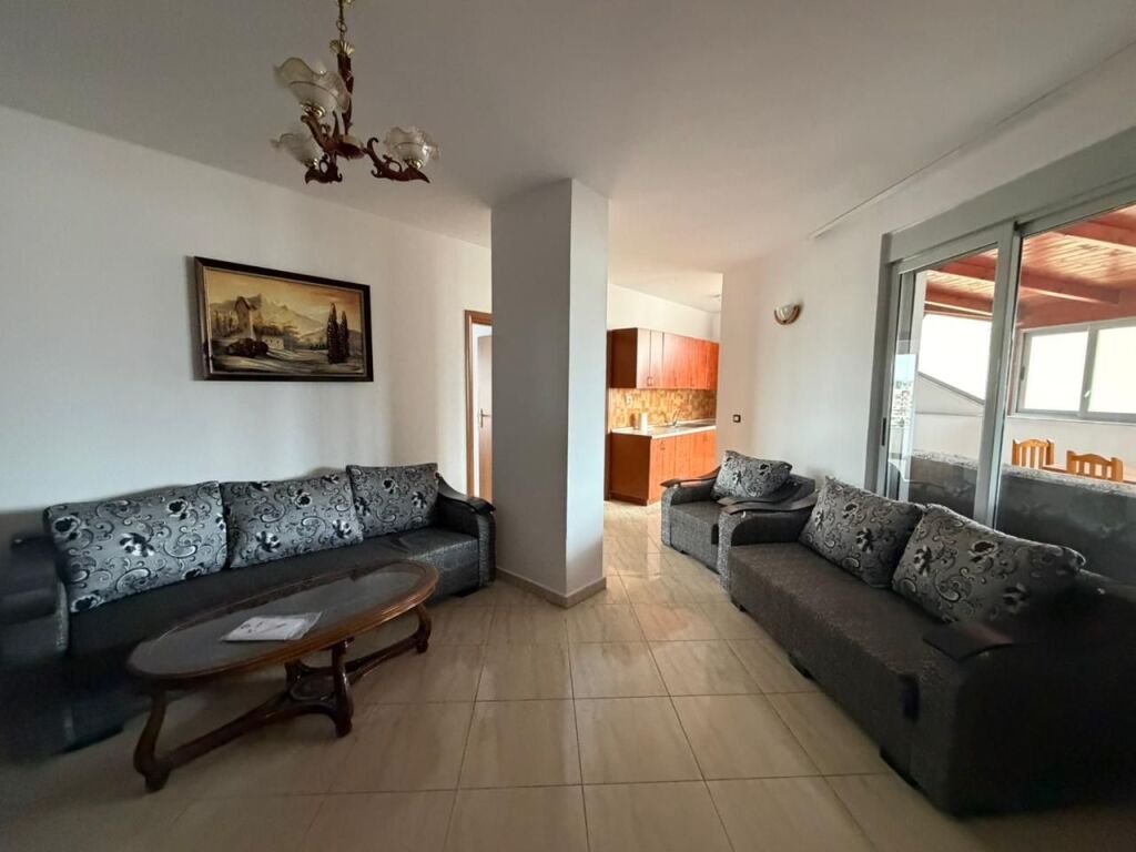 🏡 Jepet me qera apartament 2+1 – Xhamllik  📍 Pranë Shkollës Niket Dardani💰 50,000 lekë (i diskutueshëm)