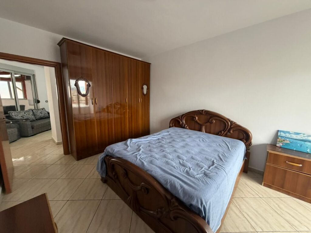 🏡 Jepet me qera apartament 2+1 – Xhamllik  📍 Pranë Shkollës Niket Dardani💰 50,000 lekë (i diskutueshëm)