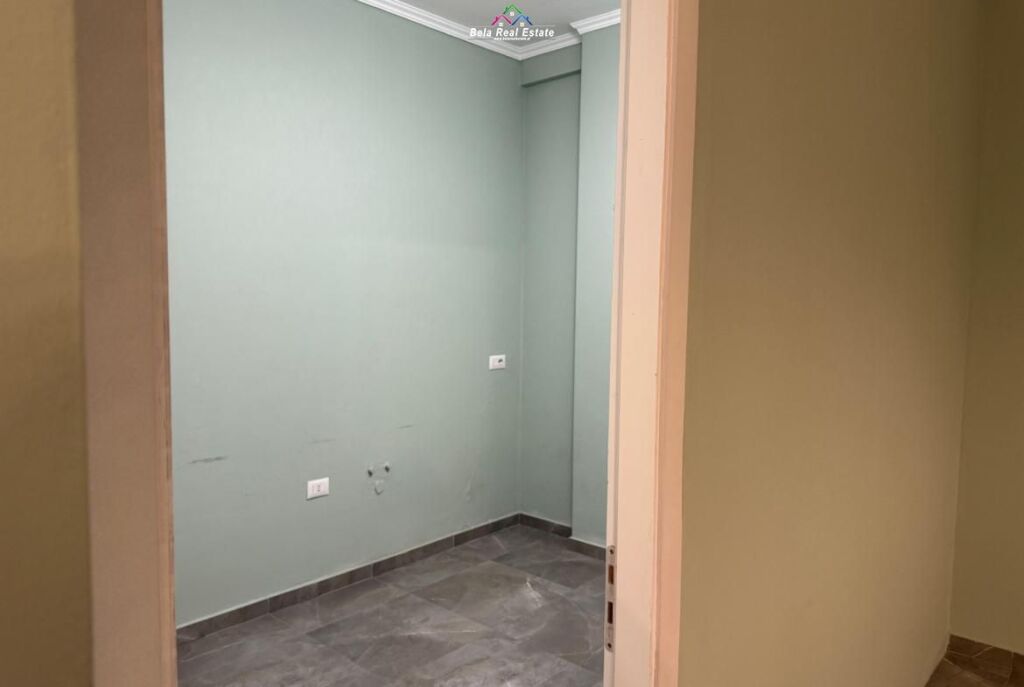 Zyre Me Qera Tek Farmacia 10 (ID BZ2928) Tirane