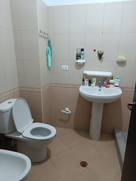 Shitet apartament 1+1 i përshtatur në 2+1 Shkozet – Durrës, pranë Urës së Dajlanit