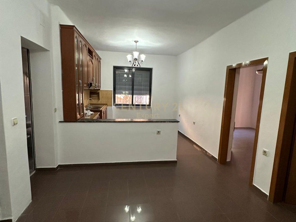 AMBIENT 2+1 PER QIRA BUZE RRUGES SE DURRESIT PER ZYRA/KLINIKE