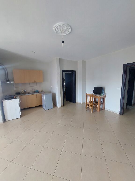 Shitet apartament 1+1 i përshtatur në 2+1 Shkozet – Durrës, pranë Urës së Dajlanit