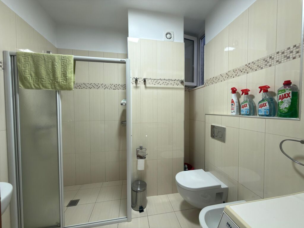 Jepet me qira Apartament 2+1+2 Ballkone, “Pazari i Ri”, Tiranë