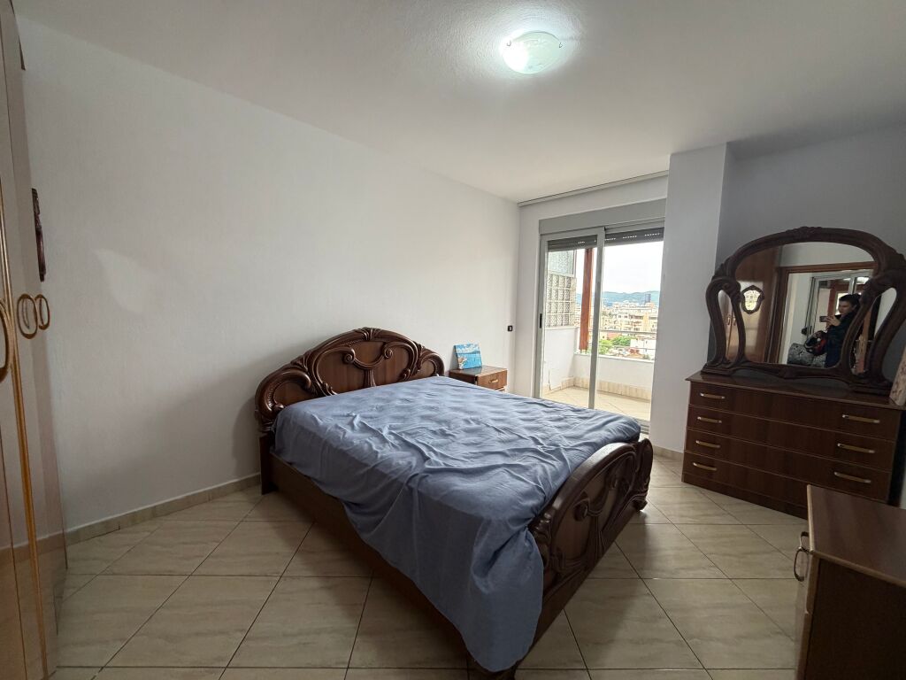 Jepet me qera apartament 2+1 tek Shkolla Niket Dardani, Xhamllik  Apartamenti organizohet në:  * 2 dhoma gjumi * 1 sallon + kuzhinë * 1 tualet  📍 Vendndodhje shumë e mirë, pranë Shkollës Niket Dardani, Xhamllik 🏢 Kati i 5-të në pallat me ashensor 🛋️ I mobiluar plotësisht  💰 Çmimi: 50,000 lekë (i diskutueshëm)   